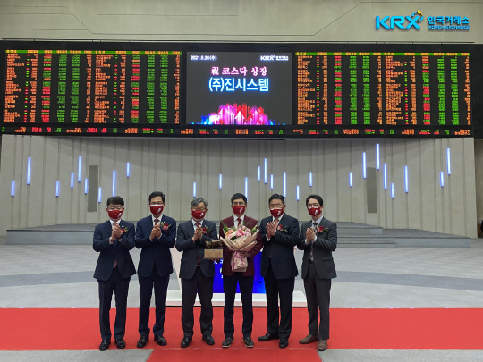 25일 연구소기업인 진시스템이 코스닥에 상장됐다. 서유진 진시스템 대표(왼쪽 네번째)와 박은일 대덕특구본부장(왼쪽 여섯번째)이 코스닥 상장 축하 기념촬영을 하고 있다.  특구재단 제공